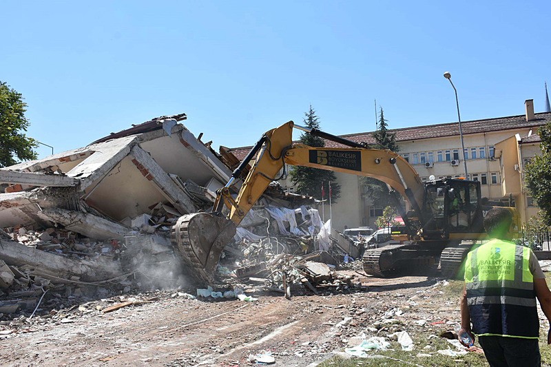 Sındırgı'daki 6.1'lik deprem sonrası enkaz kaldırma çalışmaları (Arşiv)