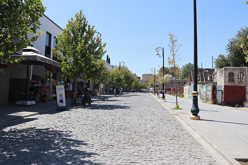 Diyarbakır'da termometreler 48 dereceyi gösterirken, dışarı çıkan yetişkinler tarihi camilere, çocuklar ise süs havuzlarına akın etti (DHA)