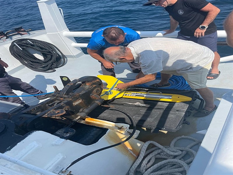 Halit Yukay'ın (43) cenazesinin etrafında, 'Graywolf' isimli teknenin motor plakaları ile bot parçaları da bulundu (Fotoğraf: DHA)