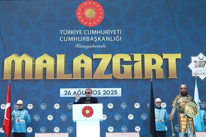 Başkan Erdoğan'dan Malazgirt'te "terörsüz Türkiye" uyarısı! "Yönünü Türkiye'ye ve Şam'a dönen kazanacak" | Kılıç çıkarsa kelama yer kalmaz-3