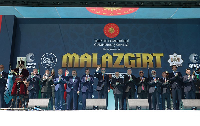 Başkan Erdoğan'dan Malazgirt'te "terörsüz Türkiye" uyarısı! "Yönünü Türkiye'ye ve Şam'a dönen kazanacak" | Kılıç çıkarsa kelama yer kalmaz-4
