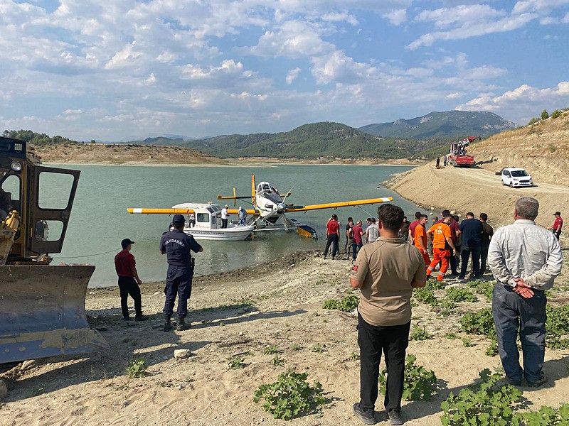 Uçak karaya getirildi (DHA)