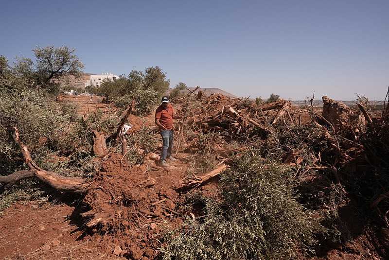 İsrail ordusu,işgal altındaki Batı Şeria'da Filistinlilere ait birçok yapıyı yıktı ve ekili arazilere zarar verdi