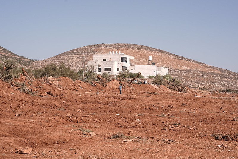 İsrail ordusu,işgal altındaki Batı Şeria'da Filistinlilere ait birçok yapıyı yıktı ve ekili arazilere zarar verdi