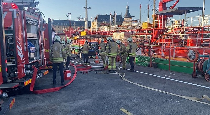 Haydarpaşa Limanı'nda yakıt ikmal gemisinin ambar kısmında henüz belirlenemeyen bir sebeple yangın çıktı.