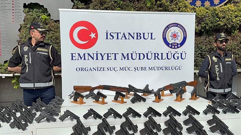 Operasyonlarda ele geçirilenler İstanbul Emniyet Müdürlüğü'nde sergilendi (DHA)