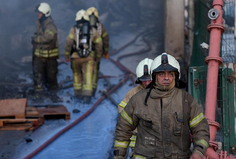 Arnavutköy'de fabrikada çıkan yangına müdahale ediliyor (takvim foto arşiv)