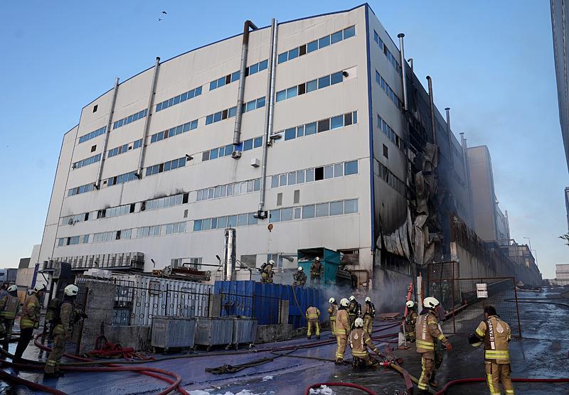 Arnavutköy'de fabrikada çıkan yangına müdahale ediliyor (takvim foto arşiv)