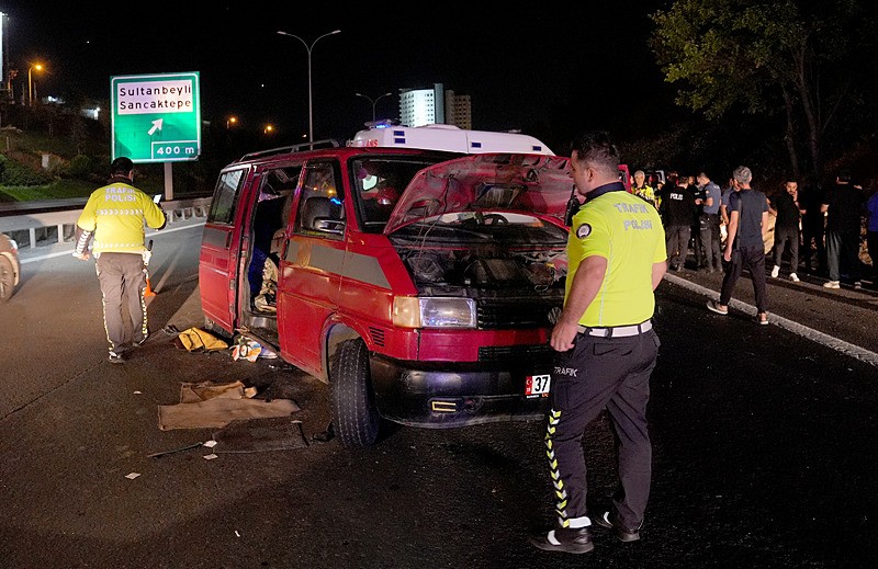 Kazaya karışan minibüslerden biri (AA)