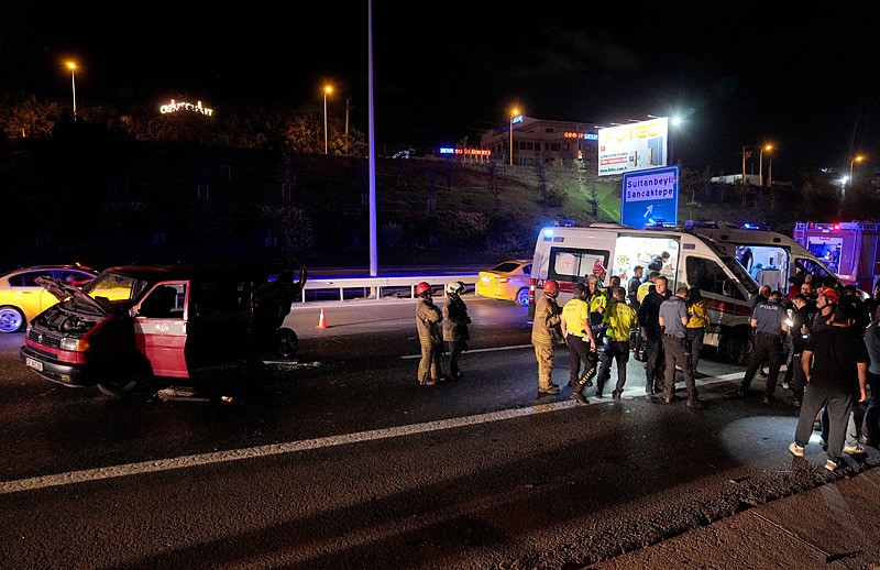 Yaralılar ambulanslar eşliğinde hastaneye götürüldü (AA)