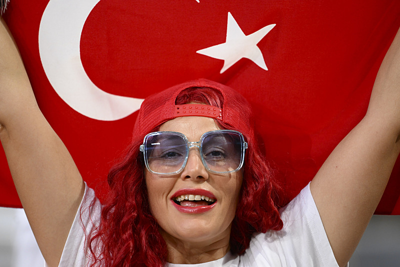 Beşiktaş taraftarları tribünleri doldurdu (AA)