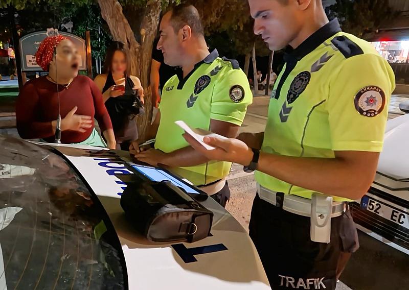 Aksaray'da bir garip olay!  Alkollü kadın sürücü polise zor anlar yaşattı (takvim foto arşiv)