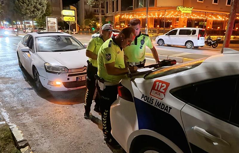 Aksaray'da bir garip olay!  Alkollü kadın sürücü polise zor anlar yaşattı (takvim foto arşiv)