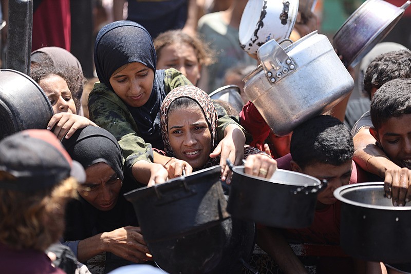 İsrail bombalarla soykırım yaparken bir yandan da Filistinlileri açlığa mahkum ediyor