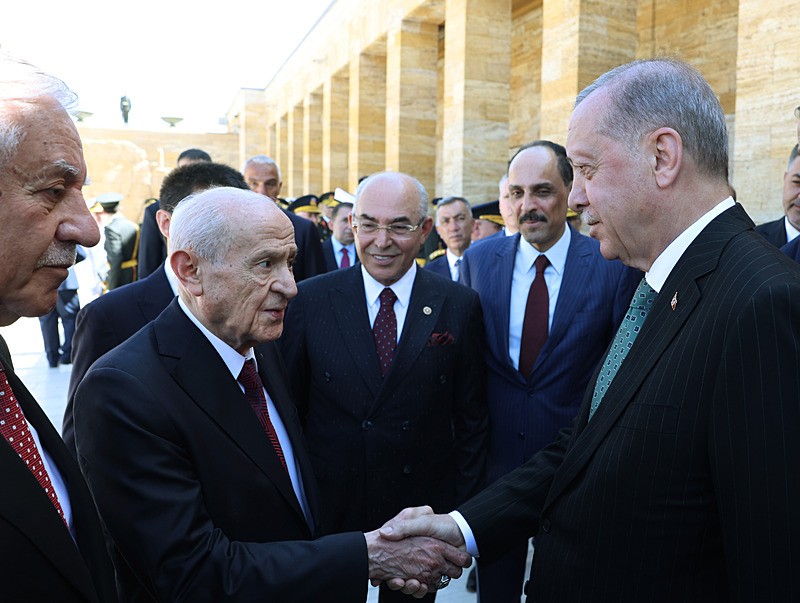 Başkan Recep Tayyip Erdoğan Anıtkabir'de MHP lideri Devlet Bahçeli ile selamlaştı