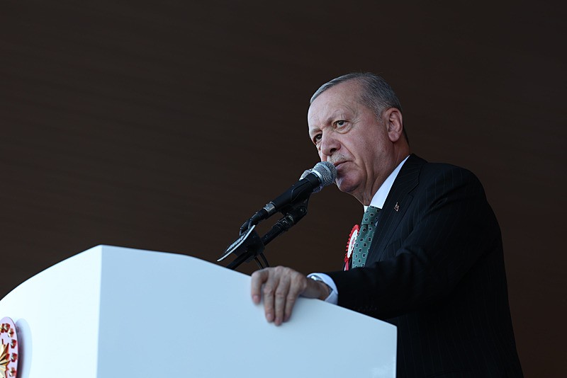 Başkan Recep Tayyip Erdoğan, Kara Harp Okulu'nda Milli Savunma Üniversitesi (MSÜ) Harp Okulları Diploma Alma ve Sancak Devir Teslim Töreni'ne katılarak konuşma yaptı. (AA)