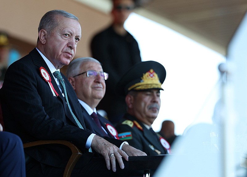 Başkan Recep Tayyip Erdoğan, Kara Harp Okulu'nda Milli Savunma Üniversitesi (MSÜ) Harp Okulları Diploma Alma ve Sancak Devir Teslim Töreni'ne katılarak konuşma yaptı. (AA)