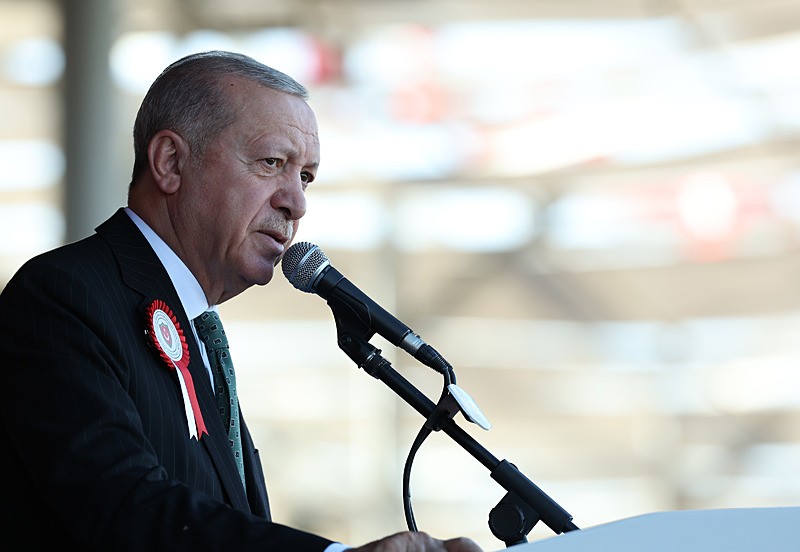 Başkan Recep Tayyip Erdoğan, Kara Harp Okulu'nda Milli Savunma Üniversitesi (MSÜ) Harp Okulları Diploma Alma ve Sancak Devir Teslim Töreni'ne katılarak konuşma yaptı. (AA)