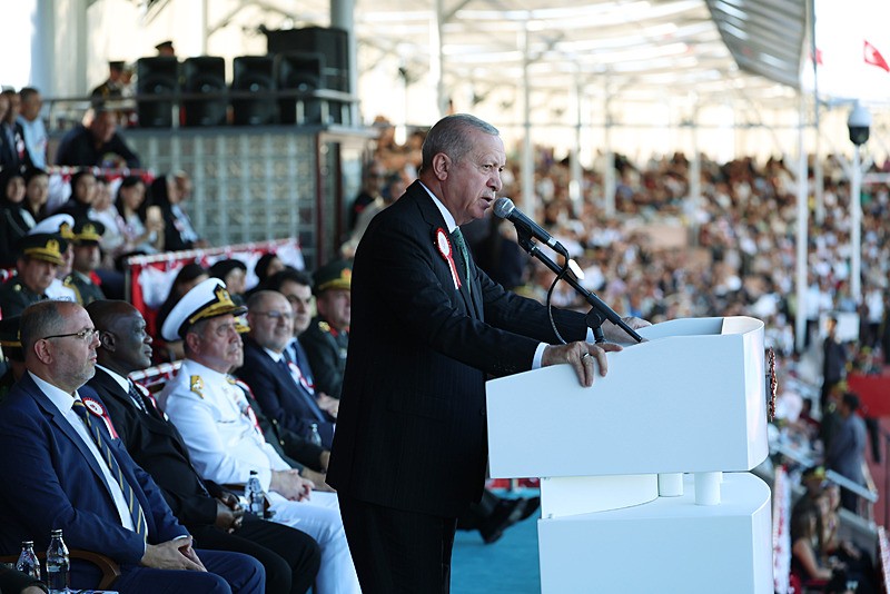 Başkan Recep Tayyip Erdoğan, Kara Harp Okulu'nda Milli Savunma Üniversitesi (MSÜ) Harp Okulları Diploma Alma ve Sancak Devir Teslim Töreni'ne katılarak konuşma yaptı. (AA)
