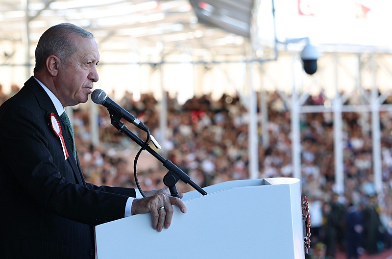 Başkan Recep Tayyip Erdoğan, Kara Harp Okulu'nda Milli Savunma Üniversitesi (MSÜ) Harp Okulları Diploma Alma ve Sancak Devir Teslim Töreni'ne katılarak konuşma yaptı. (AA)
