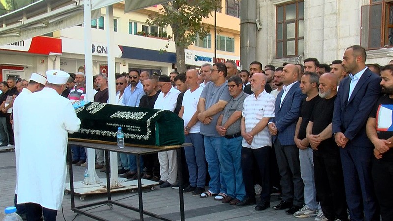 Boğaziçi Üniversitesi'nde öldürülen 15 yaşındaki kızın cenazesi toprağa verildi