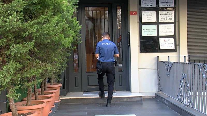 Polisler eve girerken (DHA)