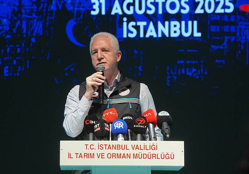 Vali Davut Gül açılış konuşması yaptı. (AA)