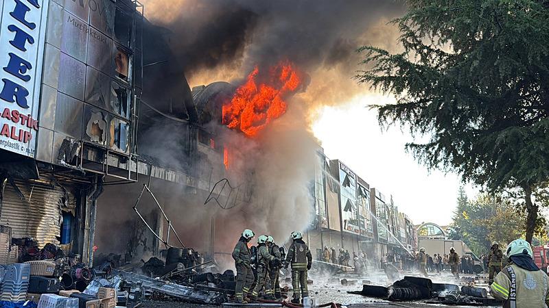 Bağcılar İSTOÇ'ta iş yerinde yangın! Diğer dükkanlara da sıçradı | Ekiplerin müdahalesi devam ediyor (takvim foto arşiv)