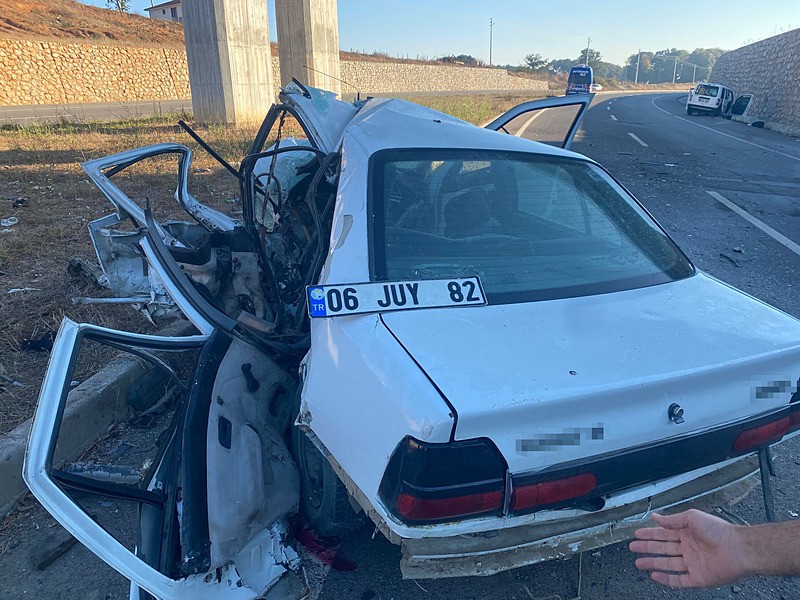 Ters yöne giren otomobille hafif ticari araç çarpıştı (Fotoğraf: İHA)