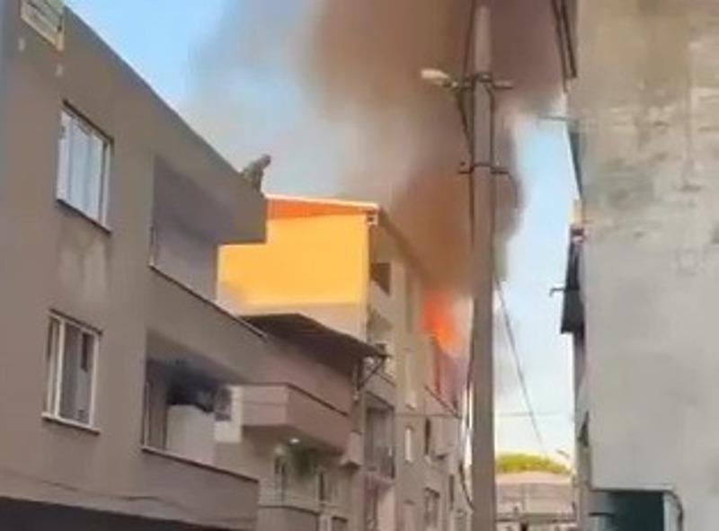 Evde çıkan yangında önce çocuğunu sonra kendisini 3’üncü kattan attı! O anlar kamerada (takvim foto arşiv)