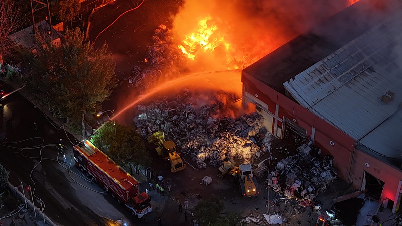 Kayseri'de keçe fabrikasında çıkan yangına müdahale ediliyor. (AA)