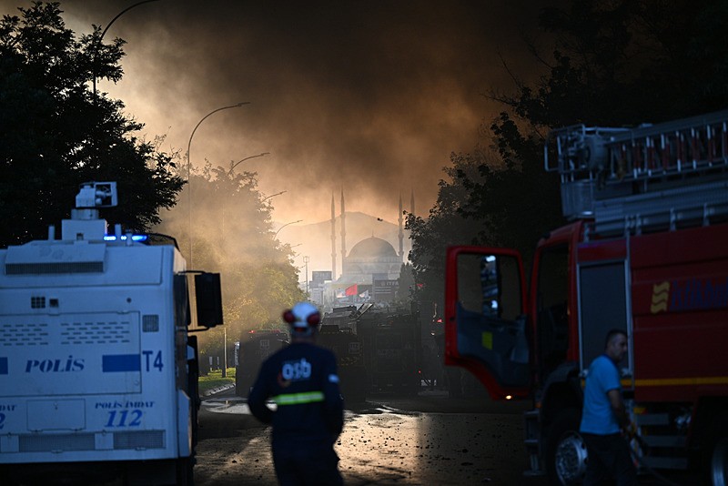 Kayseri'de keçe fabrikasında çıkan yangına müdahale ediliyor. (AA)