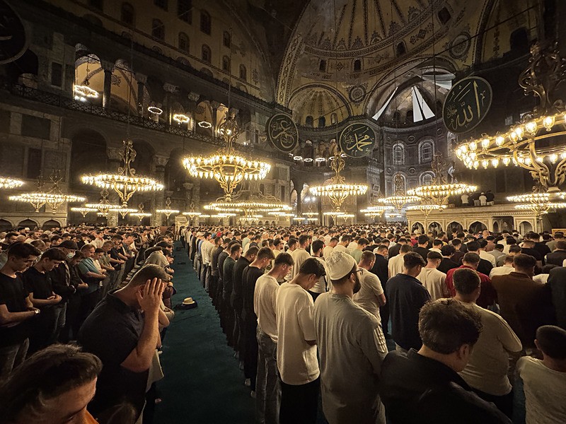 İstanbul'da Mevlit Kandili (AA)