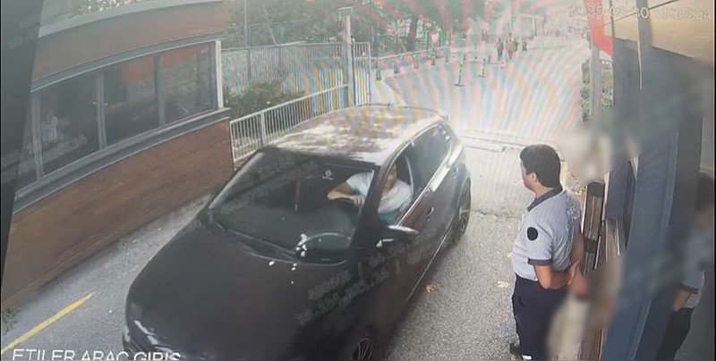 hilal-ozdemirin-katili-ayberk-kurtulus-bogazici-universitesi-kampusune-boyle-girmis-guvenlik-kamerasinda-dikka-1757005555732.jpeg Sarıyer'de üniversite kampüsündeki cinayet öncesinde Kurtuluş’un kampüse girdiği anlar güvenlik kamerasında. (DHA)