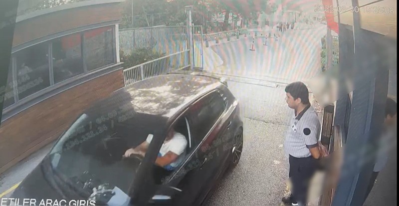hilal-ozdemirin-katili-ayberk-kurtulus-bogazici-universitesi-kampusune-boyle-girmis-guvenlik-kamerasinda-dikka-1757005578159.jpeg Sarıyer'de üniversite kampüsündeki cinayet öncesinde Kurtuluş’un kampüse girdiği anlar güvenlik kamerasında. (DHA)