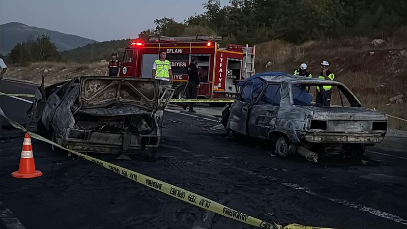 Karabük'te iki otomobilin çarpışıp alev aldığı kazada ölü sayısı 4’e çıktı! (takvim foto arşiv)