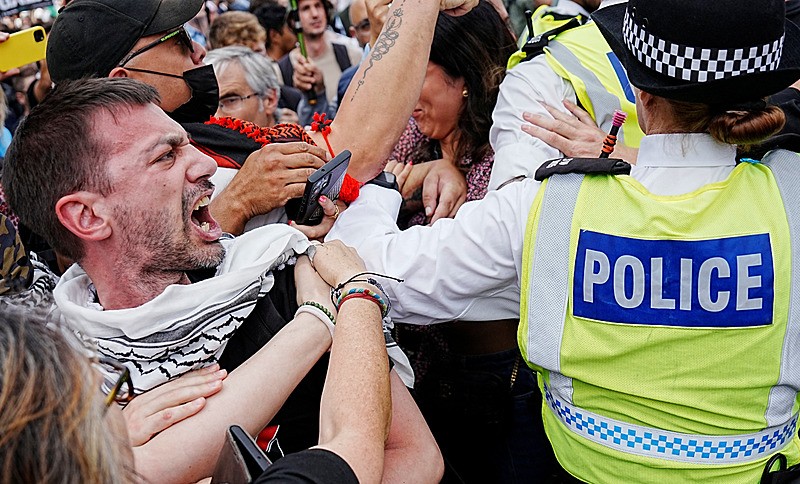 İngiltere’de Filistin eylemine müdahale! Polis protestocuları yaka paça gözaltına aldı. (Reuters)