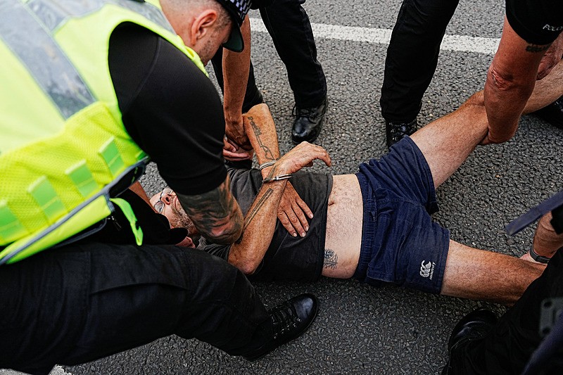 İngiltere’de Filistin eylemine müdahale! Polis protestocuları yaka paça gözaltına aldı. (Reuters)