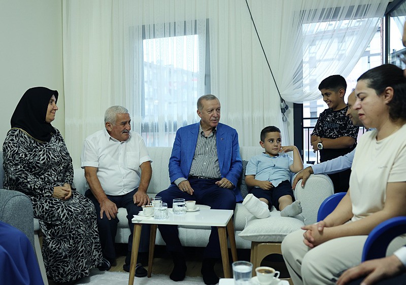 Başkan Erdoğan, Malatya'da depremzede aileyi ziyaret etti. (AA)