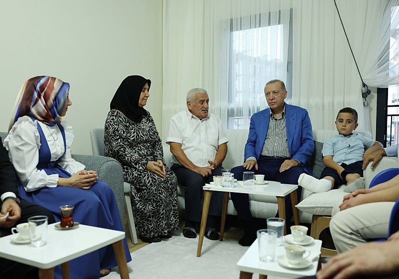 Başkan Erdoğan, Malatya'da depremzede aileyi ziyaret etti. (AA)