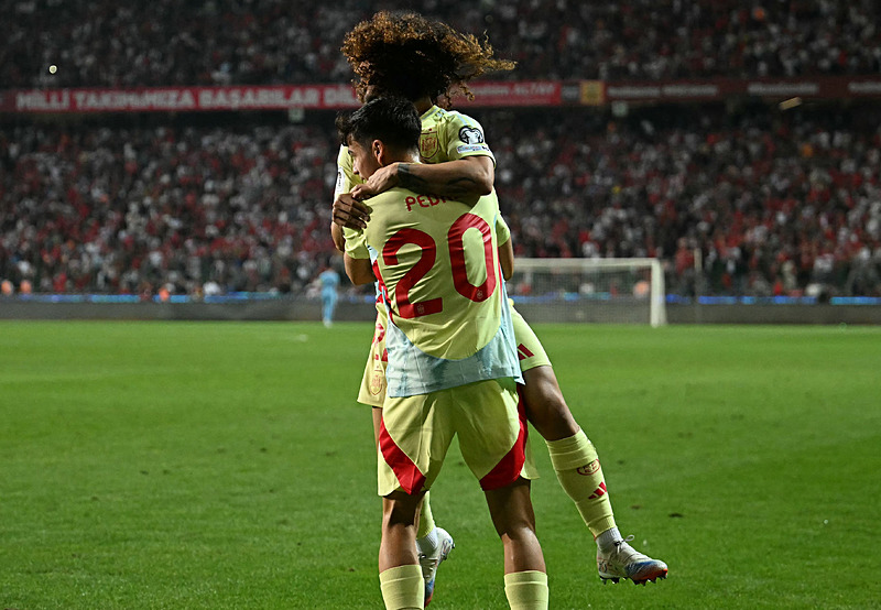 Pedri ve Cucurella (AFP)