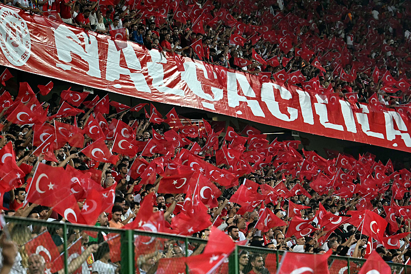 Konya'da milli takımı desteklemek isteyenler tribünleri doldurdu (AFP)