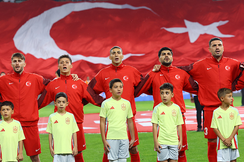 İstiklal Marşı esnasında milli futbolcularımız (REUTERS)