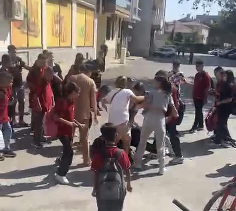 İzmir’de korkunç görüntüler! Akranları 12 yaşındaki kız çocuğunu acımasızca dövdüler | ʺYa Ahmet Minguzzi gibi vefat etseydi?ʺ (takvim foto arşiv)