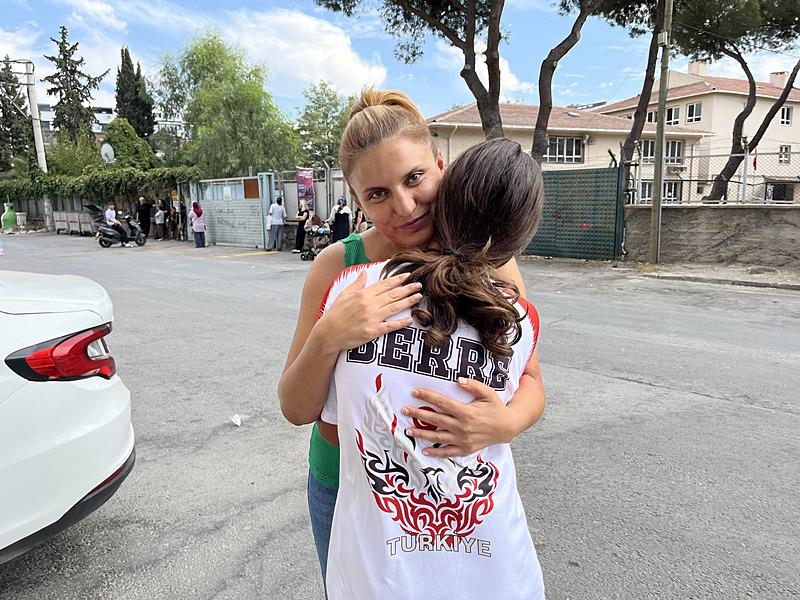 İzmir’de korkunç görüntüler! Akranları 12 yaşındaki kız çocuğunu acımasızca dövdüler | ʺYa Ahmet Minguzzi gibi vefat etseydi?ʺ (takvim foto arşiv)