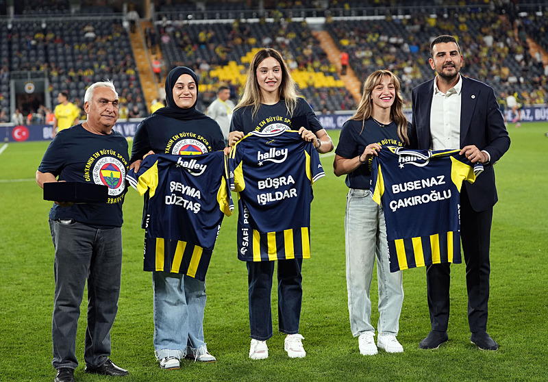 Buse Naz Çakıroğlu, Şeyma Düztaş ve Büşra Işıldar (İHA)