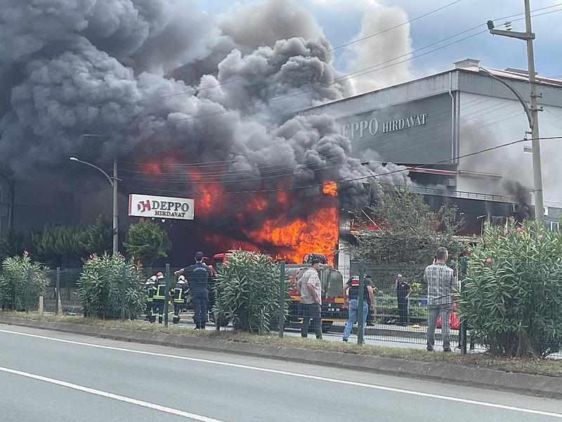 Trabzon’da alışveriş merkezindeki yangında alevler yeniden yükseldi (takvim foto arşiv)