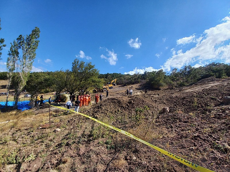 manisada-zamanla-yaris-su-kuyusu-acmaya-calisan-2-ciftci-toprak-altinda-kaldi-kurtarma-calismalari-suruyor-1758210511950.jpeg Su kuyusu açmaya çalışırken göçük altında kalmışlardı! İki çiftçinin cansız bedenlerine ulaşıldı-2