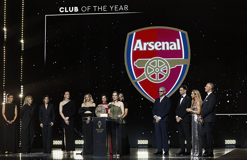 Arsenal kulübü ödülünü aldı (REUTERS)