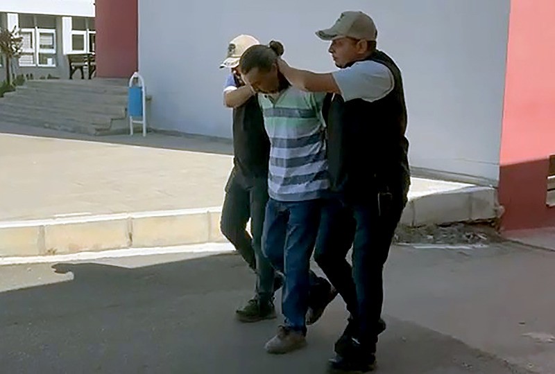 FETÖ'nün emniyet ve öğrenci yapılanmasında üst düzey sorumlu olarak faaliyet gösterdiği belirlenen Ahmet Sert (fotoğrafta), saklandığı apartman dairesine yapılan baskında yakalandı (Fotoğraf: DHA)